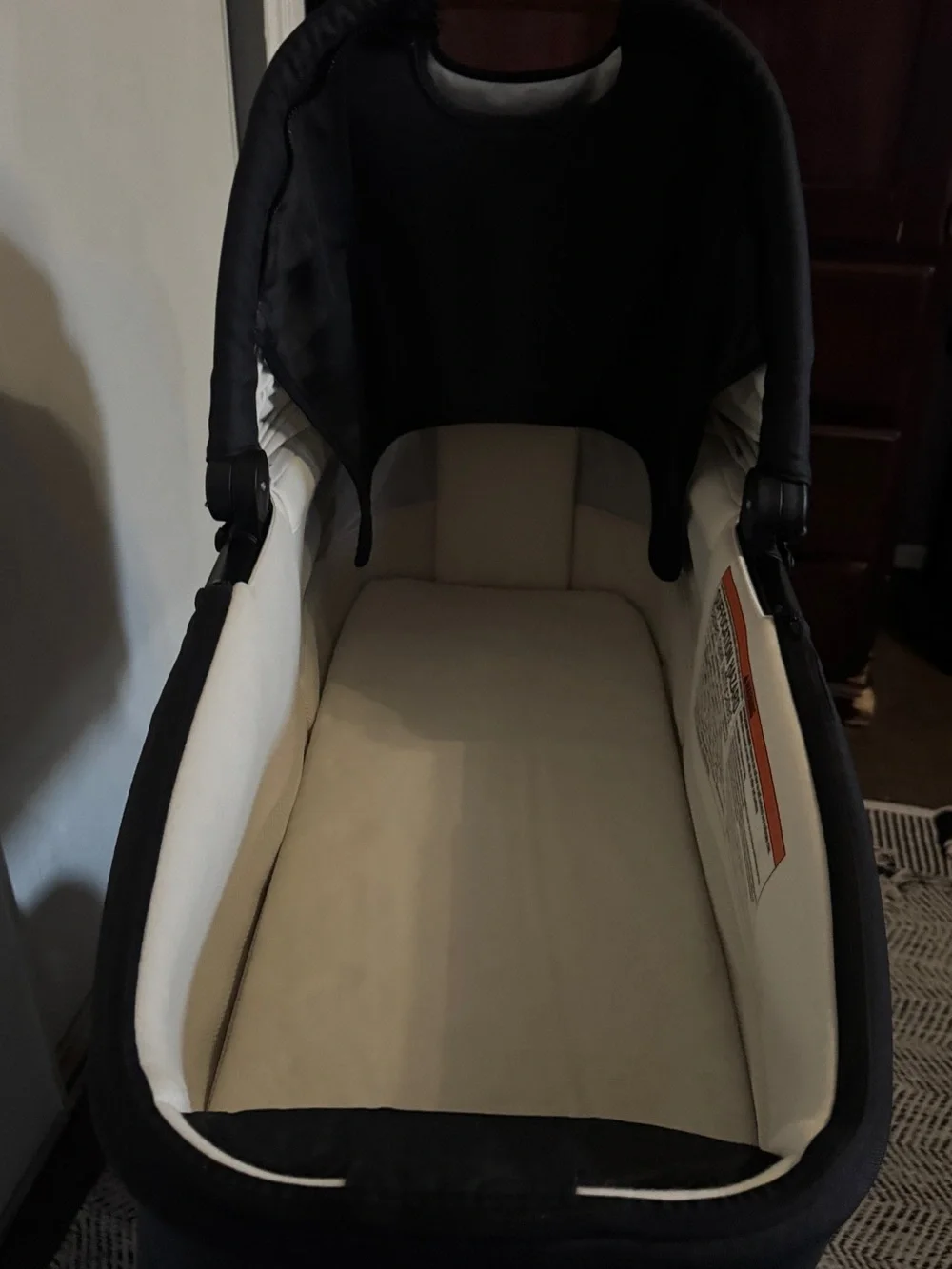 Nuna SWIV & TRIV Series Bassinet + Stand in black
